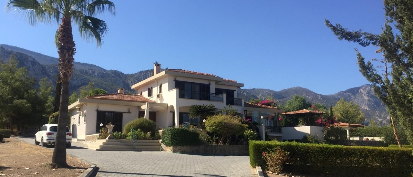 VILLA IN CATALKOY WITH 11 DONUM LAND